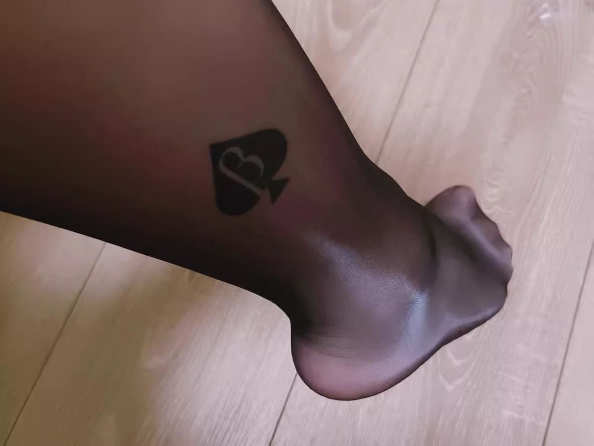 黑色透明丝袜与脚踝黑桃纹身